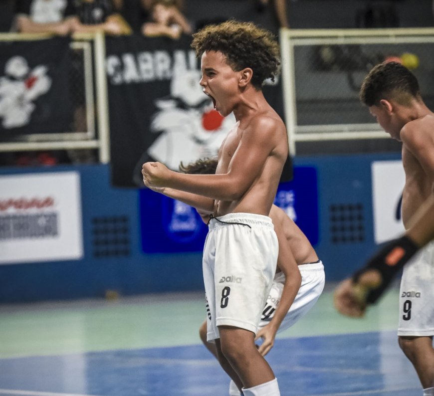 Com destaque para o ala Julinho, Álvares Cabral conquista a Copa Teens de futsal sub-11